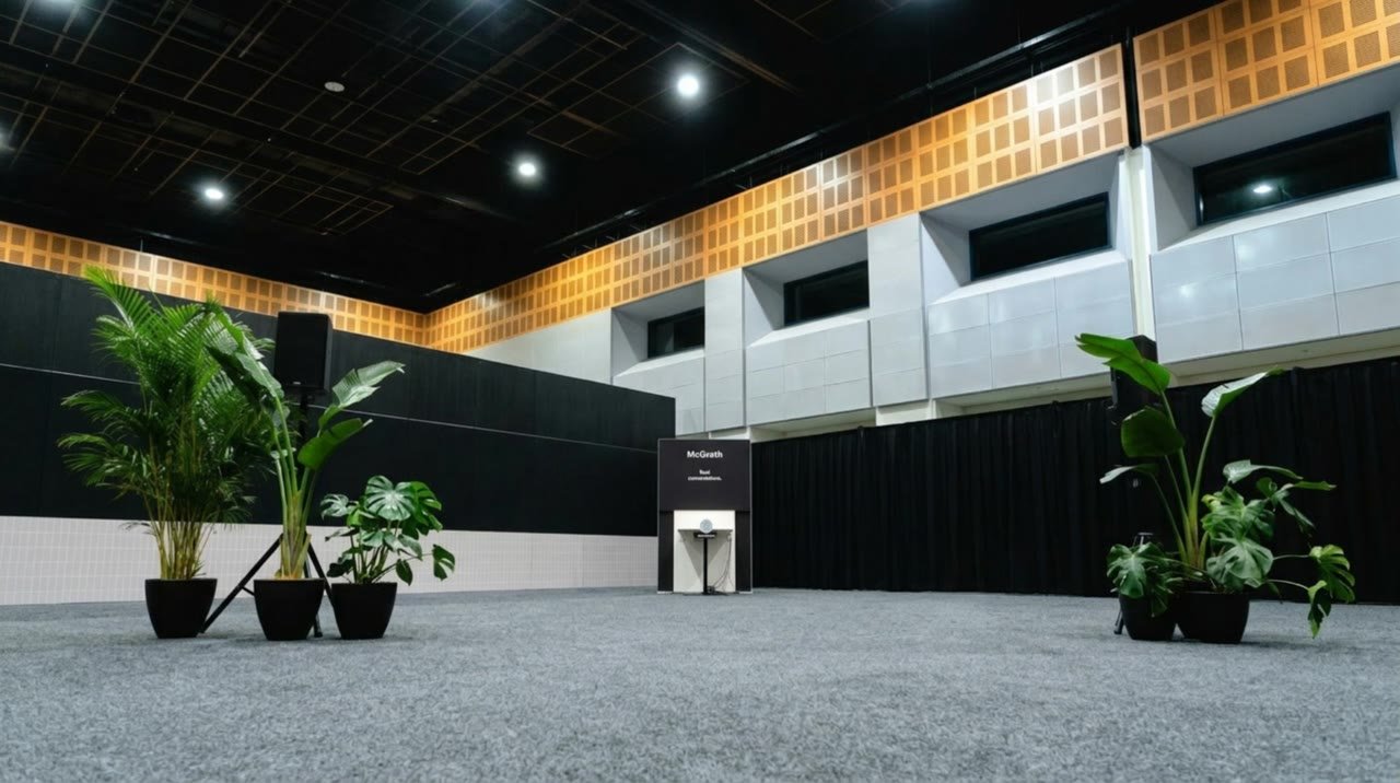 Starting image: the empty hall